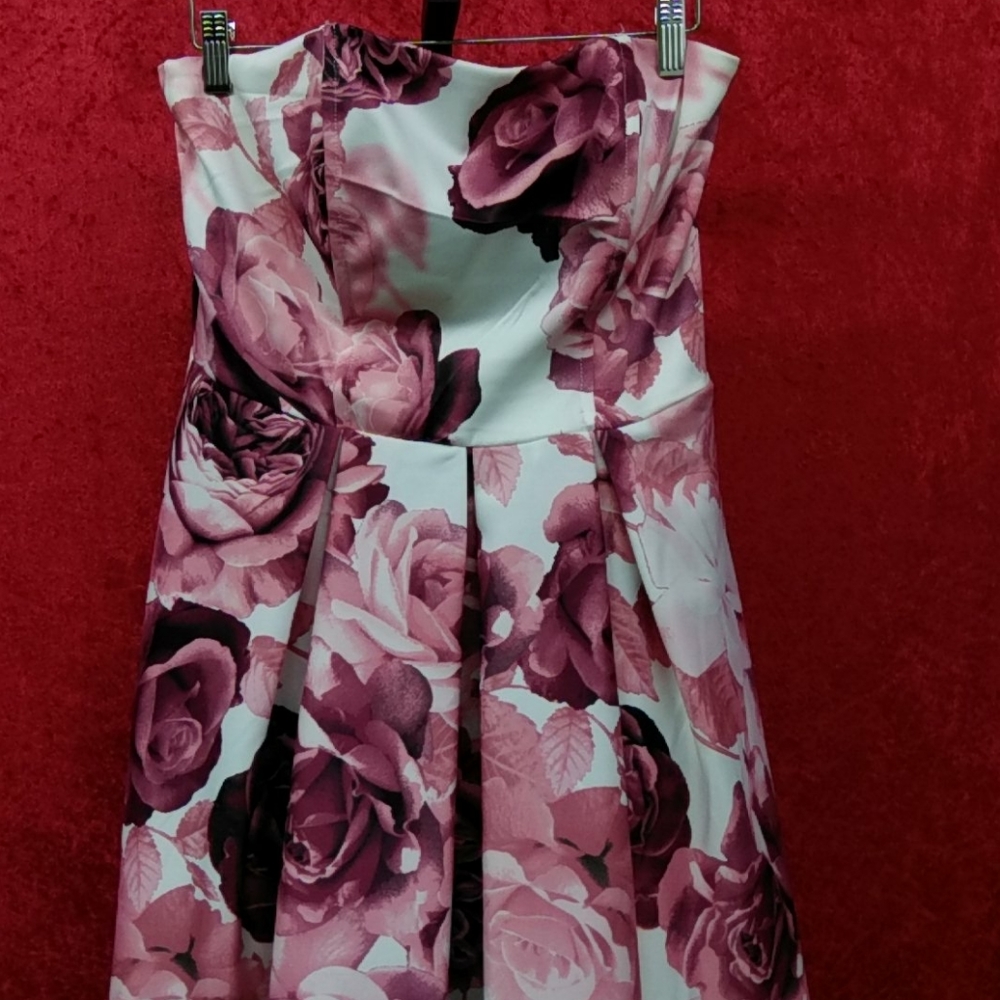 Dresses - Picture 4 of 4